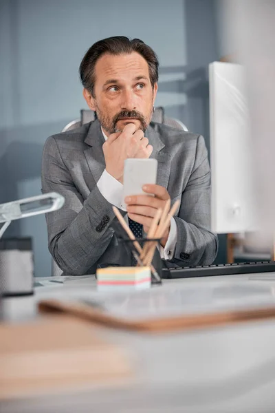 Hombre barbudo usando teléfono móvil en el trabajo — Foto de Stock