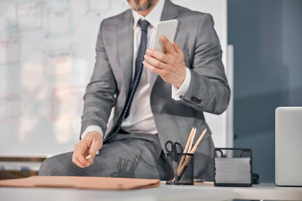 Trabalhador masculino usando telefone celular no escritório — Fotografia de Stock