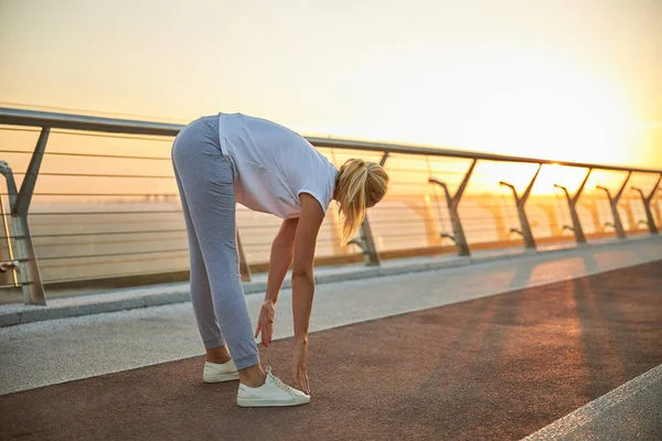 Esnek kadın bacak esnetme egzersizi yapıyor. — Stok fotoğraf