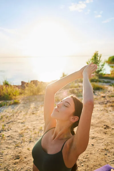 Bella giovane donna che pratica yoga nella giornata di sole — Foto Stock