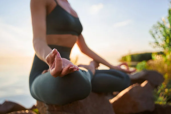 Giovane donna che fa esercizio di yoga di meditazione all'aperto — Foto Stock