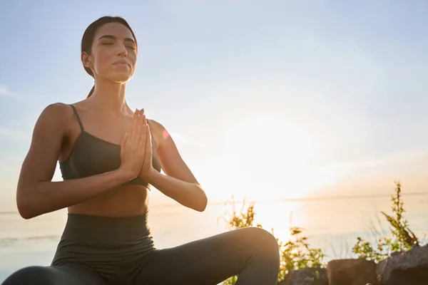 Elbűvölő fiatal nő meditál a napsütéses napon — Stock Fotó