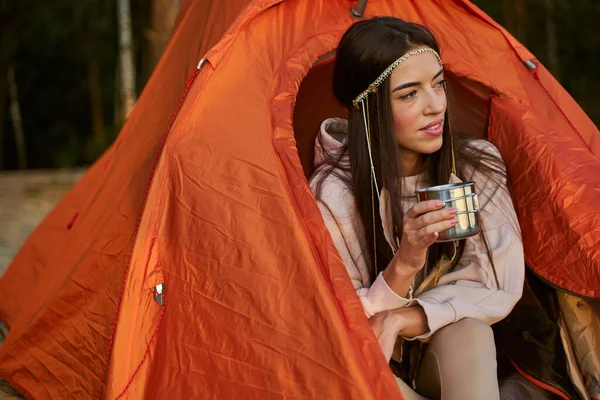 Encantadora viajera bebiendo café en la tienda del campamento — Foto de Stock