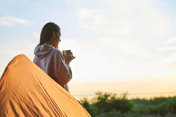 Charming female traveler drinking coffee outdoors in the morning — Stock Photo, Image