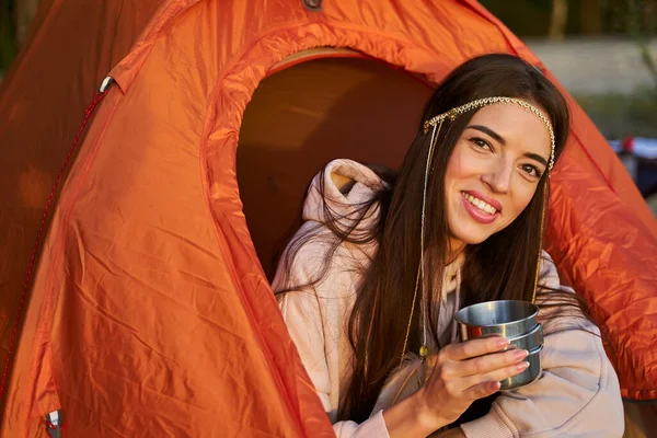 Gut gelaunte Reisende mit Heißgetränk im Zeltlager — Stockfoto