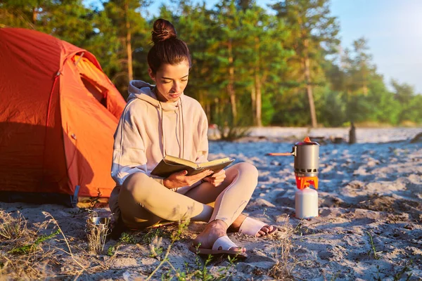Schöne Reisende liest Buch am Strand — Stockfoto