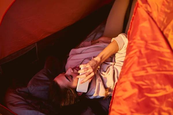 Schöne junge Frau telefoniert im Lagerzelt — Stockfoto