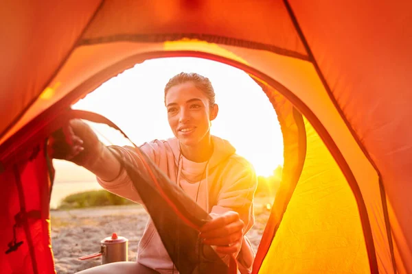 Charmante junge Frau baut am Morgen ihr Zeltlager auf — Stockfoto