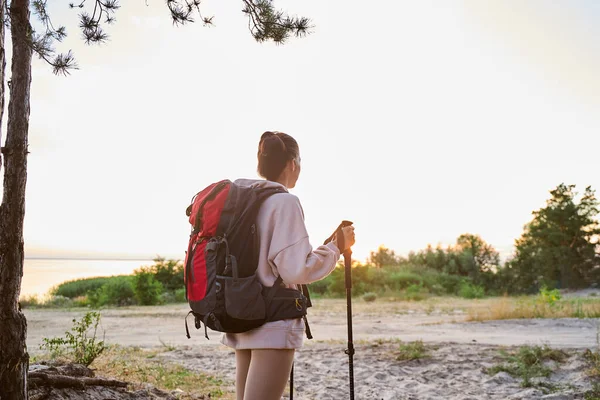 Charming young woman with backpack hiking alone — Stock Photo, Image