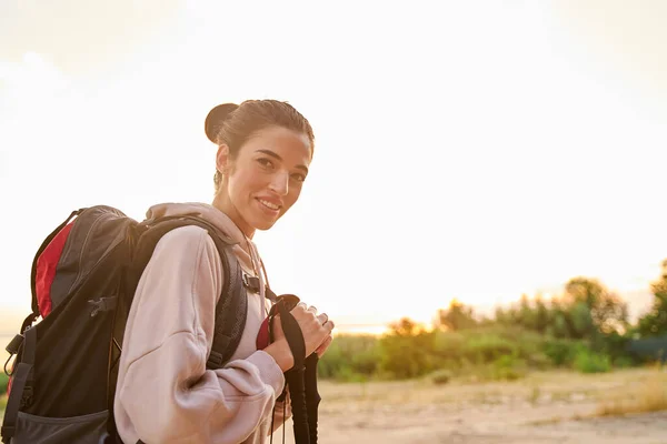 一个人背着背包徒步旅行的快乐的年轻女人 — 图库照片