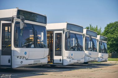 Sırada dört yeni otobüs var.