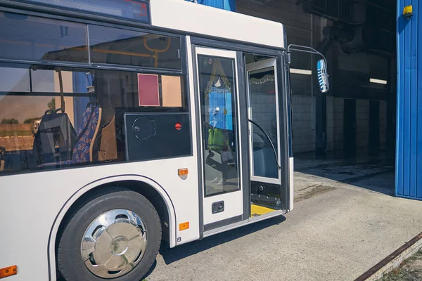 Фокусована фотографія на автобусі, що їде на автомийку — стокове фото