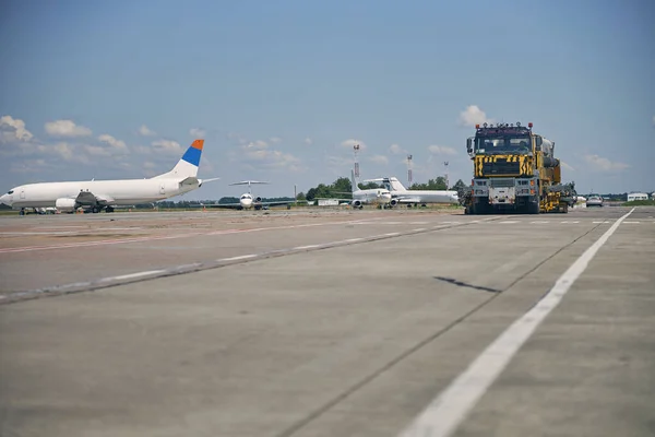 Grote gele truck met borstels die naar voren rijden — Stockfoto