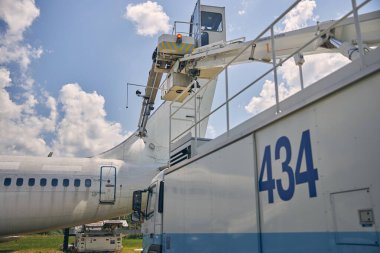 Havaalanındaki modern teknolojiye odaklanmış bir fotoğraf.