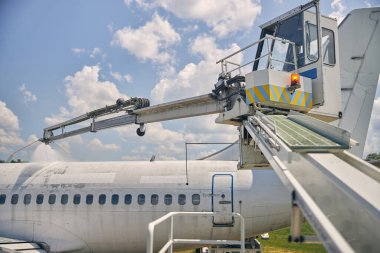 Özel teknisyenler uçağa su yağdırıyor.