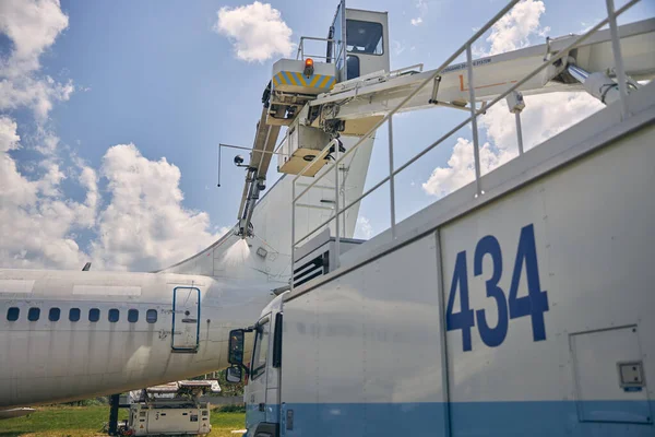 Havaalanındaki modern teknolojiye odaklanmış bir fotoğraf.