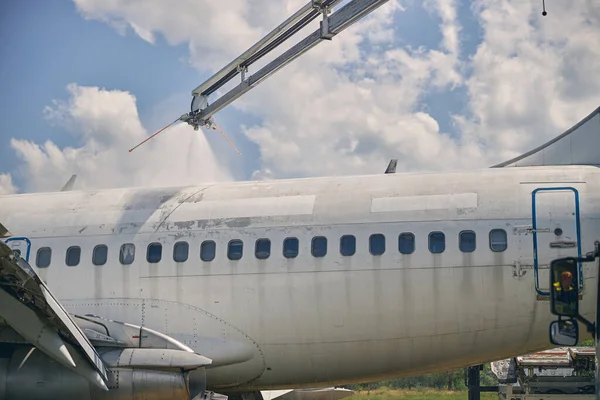 Özel teknolojik yıkama uçağını kapatın.