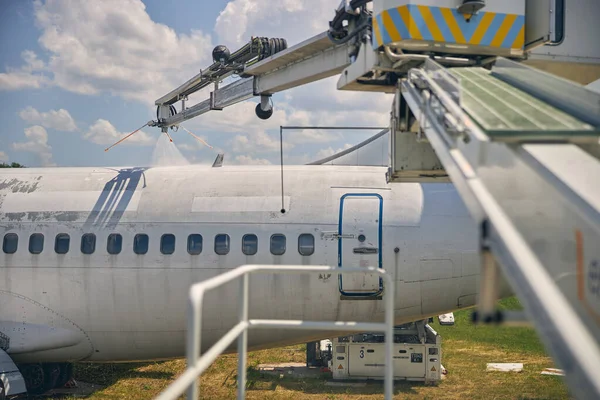 Uçağı yıkayan birime odaklanmış bir fotoğraf.