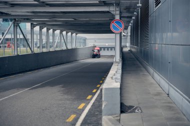 Havaalanında bagaj traktörlü araba parkı.