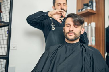 Rahatlamış genç bir erkek güzellik prosedürünün tadını çıkarıyor.