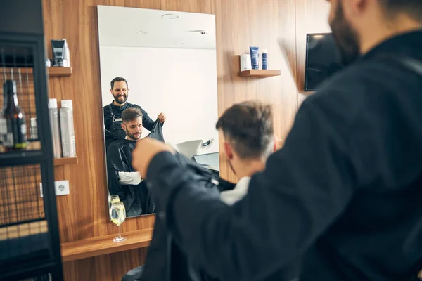 Jovens alegres se divertindo antes de fazer penteado — Fotografia de Stock