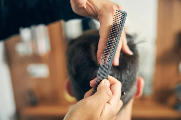 Focused photo on comb in male hand — Stock Photo, Image