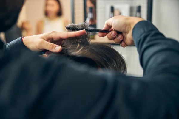 Fechar a mão masculina que segurando pente — Fotografia de Stock