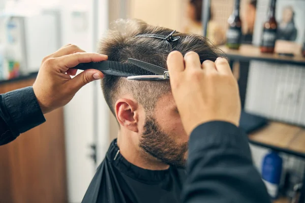 Primer plano del peluquero que corta el pelo en la barbería —  Fotos de Stock