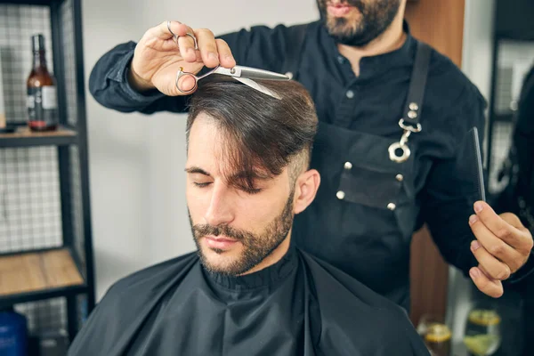 Relaxado jovem sentado com os olhos fechados — Fotografia de Stock