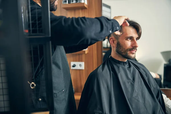 Primer plano del hombre barbudo en el salón — Foto de Stock