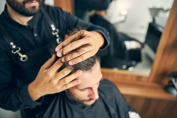 Soustředěná fotografie na mužské ruce dotýkající se vlasů — Stock fotografie