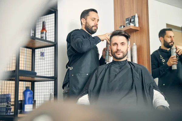 Tipo jovem homem pessoa olhando direto para a câmera — Fotografia de Stock