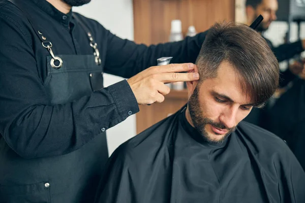 Zbliżenie fryzjera robi nowoczesną fryzurę — Zdjęcie stockowe