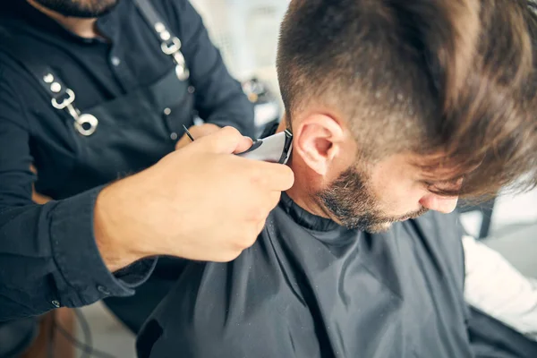 Primer plano de la mano masculina sosteniendo el cortador de pelo — Foto de Stock