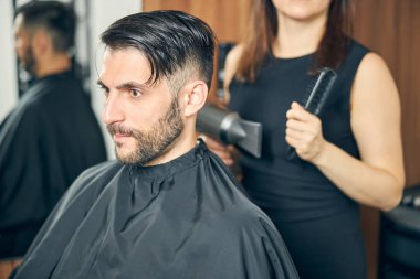 Yoğunlaşmış genç adam düşüncelerinin derinliklerinde.