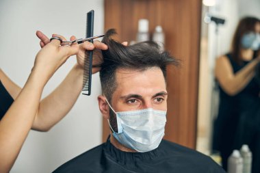 Düşüncelere dalmış yakışıklı bir adamın portresi.