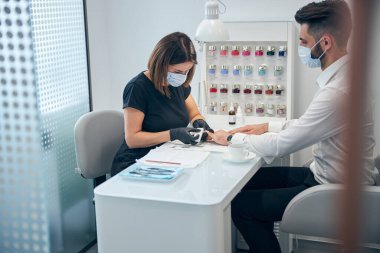 İşinin bilincinde olan özenli kadın.