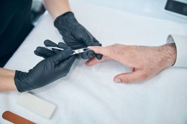 Kadın elinde olan bir enstrümana odaklanmış fotoğraf.