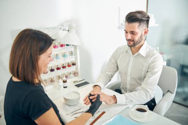 Ellerine bakan mutlu genç adam.