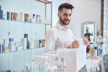 Kameraya bakan yakışıklı adamın portresi.