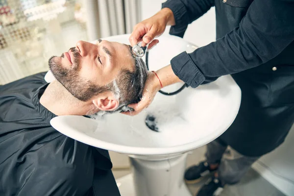 Kibar sakallı erkek lavaboya yakın oturuyor. — Stok fotoğraf