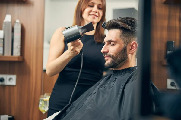 Jovem alegre pessoa masculina mantendo o sorriso em seu rosto — Fotografia de Stock