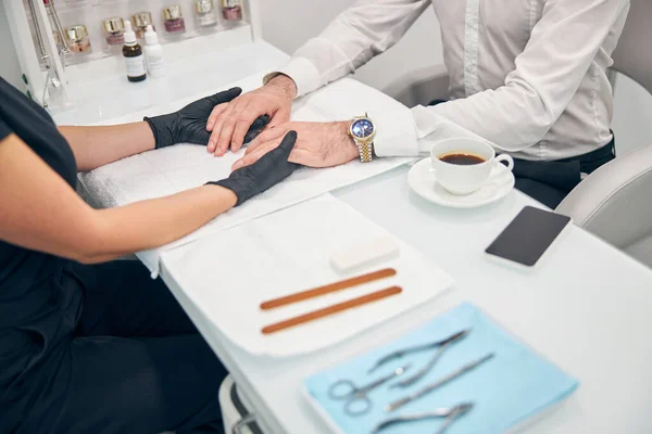 Relajado hombre estar en el salón de belleza —  Fotos de Stock