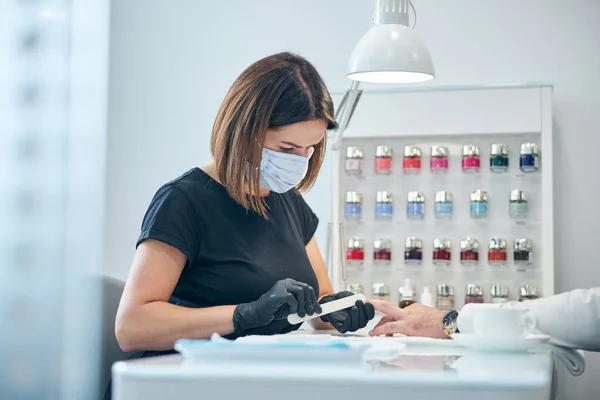 Close-up van ernstige vrouw doen manicure — Stockfoto