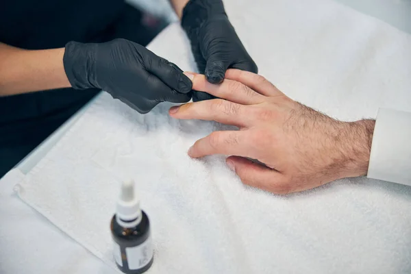 Закрыть руки во время массажа ногтей — стоковое фото