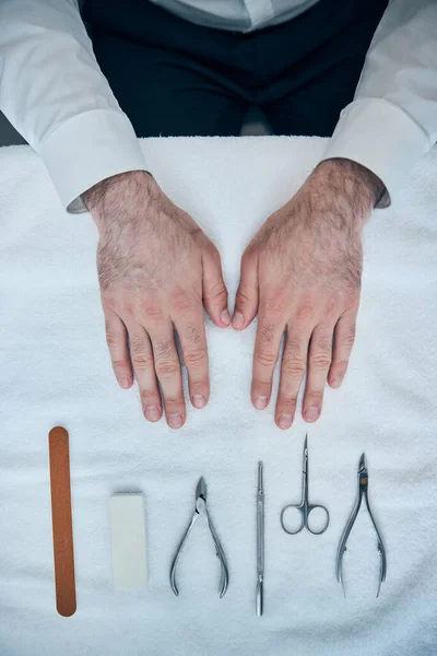 Top view of young man sitting opposite his master — Stock Photo, Image