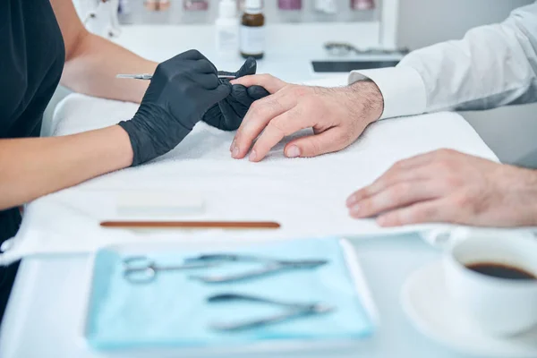 Primer plano de la persona femenina haciendo limpieza de uñas — Foto de Stock