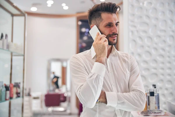 Positive delighted male person talking per telephone — Stock Photo, Image