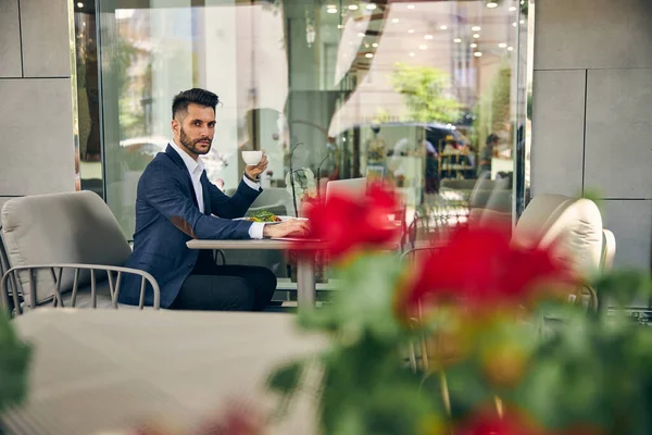 Handsome brunette man looking straight at camera — Stock Photo, Image