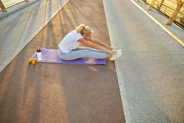 Sportieve vrouw met ochtendtraining op de brug — Stockfoto